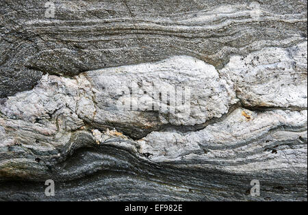 Metamorpher Felsstrukturen in geologischen Aufschlüssen unterhalb der Briksdalsbreen-Gletscher, Olden, Norwegen. Stockfoto