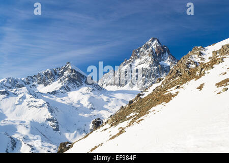 Herrlichem Blick auf die elegante Form des M. Viso (3841 m) aus den Alpenbogen im späten Winter und Beginn des Frühlings. Italien Stockfoto