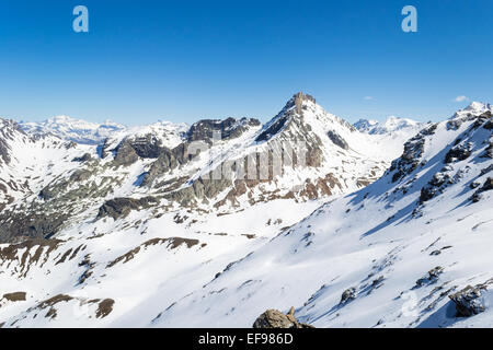 Atemberaubende Aussicht von eleganten Berggipfel aus den Alpenbogen im späten Winter und zu Beginn des Frühlings. Italienischen Alpen. Stockfoto