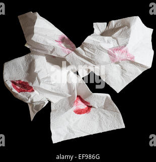Haufen von gebrauchten Servietten mit Lippenstift Flecken Stockfoto