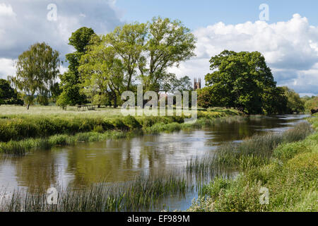 Blick über den Fluss Avon in Richtung Hampton Lucy, Warwickshire, England Stockfoto