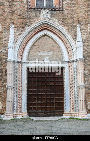 Einer der Eingänge in der Basilica di Santa Maria Gloriosa dei Frari auf dem Platz Campo dei Frari in Venedig, Italien. Stockfoto