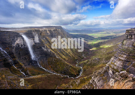 Nervion Fluss Quelle und Wasserfall in Monte de Santiago Stockfoto