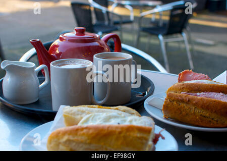 Speck-Frühstück in einem Café-Tisch Stockfoto