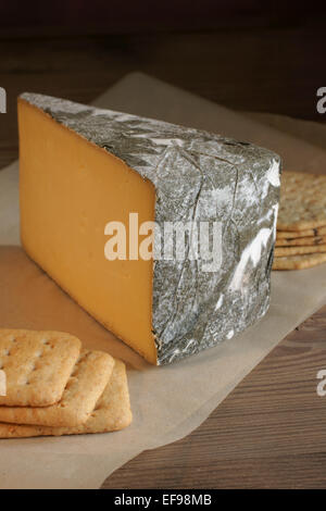 Cornish-Yarg-Käse Schnittkäse in in Cornwall England gemacht Brennnesselblätter gewickelt Stockfoto