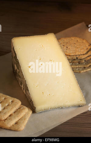 Cornish-Yarg-Käse Schnittkäse in in Cornwall England gemacht Brennnesselblätter gewickelt Stockfoto