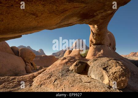 Ein Bild unter der Brücke oder Felsbogen am Berg Spitzkoppe, Namibia, Afrika.  Von ein paar auf Selbstfahrer Urlaub genommen. Stockfoto