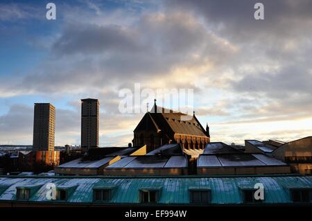 Glasgow, Schottland. 29. Januar 2015. Die Sonne geht über der Gorbals, Glasgow, wie Schnee die Dächer bedeckt. Bildnachweis: Tony Clerkson/Alamy Live-Nachrichten Stockfoto