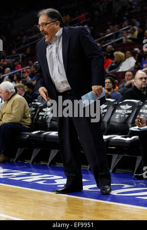 28. Januar 2015: Detroit Pistons Cheftrainer Stan Van Gundy während der NBA-Spiel zwischen den Detroit Pistons und die Philadelphia 76ers im Wells Fargo Center in Philadelphia, Pennsylvania reagiert. Die Philadelphia 76ers gewann 89-69. Stockfoto