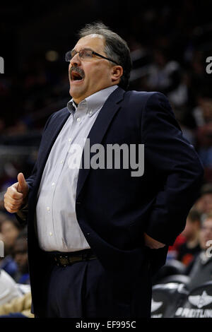 28. Januar 2015: Detroit Pistons Cheftrainer Stan Van Gundy während der NBA-Spiel zwischen den Detroit Pistons und die Philadelphia 76ers im Wells Fargo Center in Philadelphia, Pennsylvania reagiert. Die Philadelphia 76ers gewann 89-69. Stockfoto