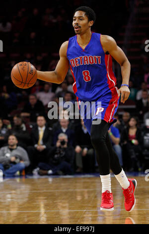 28. Januar 2015: Detroit Pistons bewachen Spencer Dinwiddie (8) in Aktion während der NBA-Spiel zwischen den Detroit Pistons und die Philadelphia 76ers im Wells Fargo Center in Philadelphia, Pennsylvania. Die Philadelphia 76ers gewann 89-69. Stockfoto