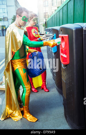 Superheld paar recycling auf Stadt Bürgersteig Stockfoto