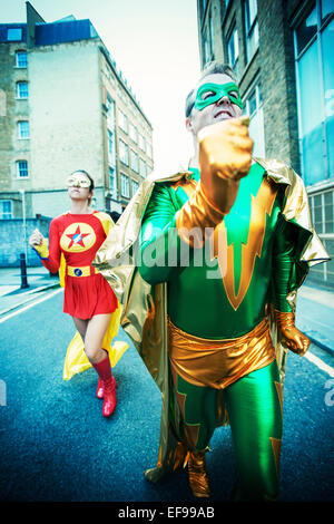 Superhelden-paar auf Stadtstraße ausgeführt Stockfoto