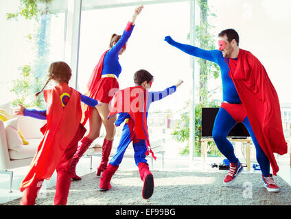 Superhelden-Familie im Wohnzimmer spielen Stockfoto