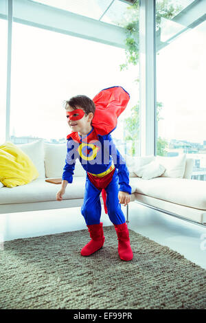 Superheld junge spielt im Wohnzimmer Stockfoto