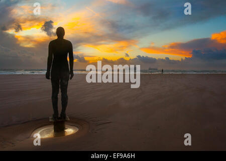 Liverpool, Merseyside, UK. 29. Januar 2015. UK Wetter: Niedrige Wasser & Silhouette am Crosby Beach. Die anderen Ort Bügeleisen Männer zahlen - jeder mit einem Gewicht von 650 Kilo - werden aus wirft der Künstler, Anthony Gormley, eigenen Körper in einer Pfütze auf dem Strand, alle mit Meerblick. Nachdem ich vorher in Cuxhaven in Deutschland, Stavanger in Norwegen und in De Panne in Belgien gesehen worden, "einem anderen Ort" ist nun ein fester Bestandteil im Vereinigten Königreich. Stockfoto