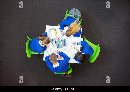 Draufsicht der Schüler ihre Hausaufgaben zusammen Stockfoto