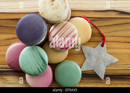 Sortiment an klassischen frische Makronen in einer Vielzahl von Farben und Aromen Stockfoto