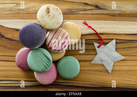 Sortiment an klassischen frische Makronen in einer Vielzahl von Farben und Aromen Stockfoto