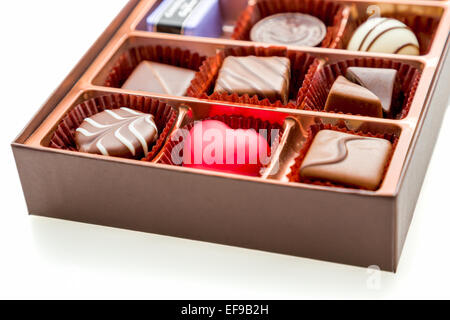 Pralinen im braunen Karton, mit roten Herzen Schokolade Stockfoto