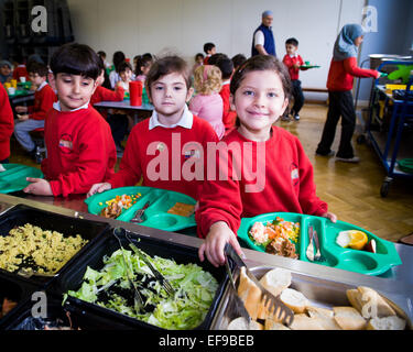 Mittag an Großbritannien staatliche Grundschule Stockfoto