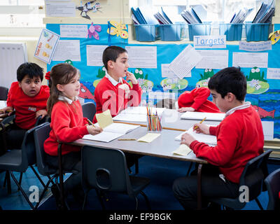 Kinder im Grundschulalter in Grundschule Klasse, UK Stockfoto