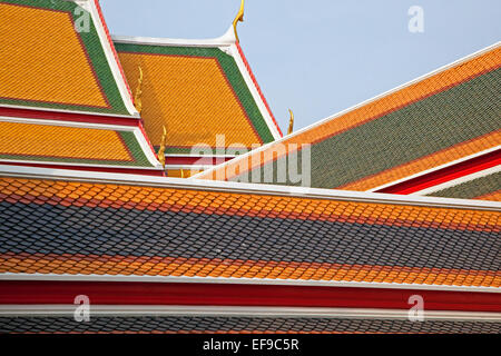 Bunte Kacheln auf den Dächern des Wat Pho komplexes / Tempel des liegenden Buddhas, buddhistischer Tempel, Phra Nakhon, Thailand Stockfoto