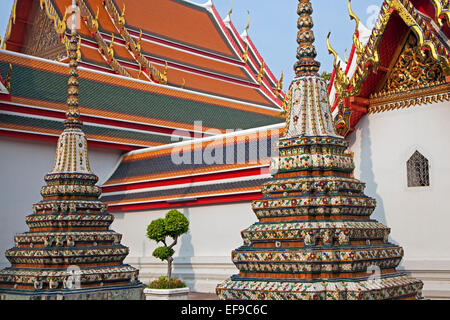Stupas dekoriert / Chedi Rai in der Nähe von Phra Rabieng Kreuzgang im Wat Pho Komplex / Tempel des Reclining Buddha, Thailand Stockfoto