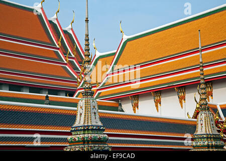 Stupas / Chedi Rai in der Nähe von Phra Rabieng Kreuzgang im Wat Pho Komplex / Tempel des liegenden Buddhas, buddhistischer Tempel in Thailand Stockfoto