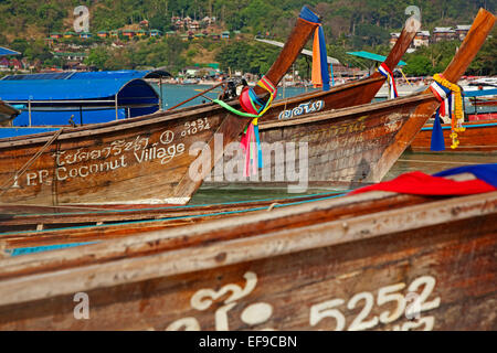 Bug der traditionelle hölzerne Fischerboote am Strand von eines der Ko Phi Phi Inseln, Süd-Thailand Stockfoto