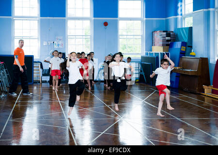 Tanzkurs in London Grundschule geführt von Ballettlehrerin Stockfoto