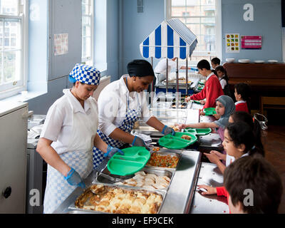 Schulessen in der UK State Primary School Dinner Damen servieren Kinder in der Primary School Stockfoto
