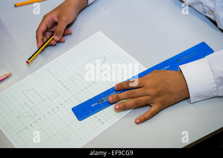 Primary School Student arbeitet hart im Mathematik-Unterricht in der Grundschule in London UK Stockfoto