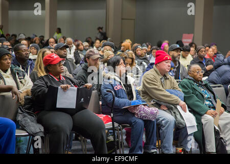 Detroit, Michigan, USA. 29. Januar 2015.  Tausende besuchten die erste der sieben Tage des Wayne County Steuer Abschottung Anhörungen. Rund 62.000 Detroit Häuser droht Steuer Abschottung. Hausbesitzer erhielten Gelegenheit zu erklären, warum ihr Eigentum nicht verwirkt werden sollte oder zu erarbeiten Zahlungspläne für unbezahlte Steuern. Bildnachweis: Jim West/Alamy Live-Nachrichten Stockfoto