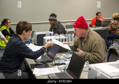 Detroit, Michigan, USA. 29. Januar 2015.  Tausende besuchten die erste der sieben Tage des Wayne County Steuer Abschottung Anhörungen. Rund 62.000 Detroit Häuser droht Steuer Abschottung. Hausbesitzer erhielten Gelegenheit zu erklären, warum ihr Eigentum nicht verwirkt werden sollte oder zu erarbeiten Zahlungspläne für unbezahlte Steuern. Bildnachweis: Jim West/Alamy Live-Nachrichten Stockfoto