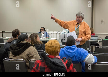 Detroit, Michigan, USA. 29. Januar 2015.  Tausende besuchten die erste der sieben Tage des Wayne County Steuer Abschottung Anhörungen. Rund 62.000 Detroit Häuser droht Steuer Abschottung. Ted Phillips, executive Director der Non-Profit-United Community Housing Coalition, spricht mit einer Gruppe von Mietern über wie man sich schützen, wenn ihr Vermieter Eigentum ausgeschlossen ist. Bildnachweis: Jim West/Alamy Live-Nachrichten Stockfoto