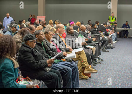 Detroit, Michigan, USA. 29. Januar 2015.  Tausende besuchten die erste der sieben Tage des Wayne County Steuer Abschottung Anhörungen. Rund 62.000 Detroit Häuser droht Steuer Abschottung. Hausbesitzer erhielten Gelegenheit zu erklären, warum ihr Eigentum nicht verwirkt werden sollte oder zu erarbeiten Zahlungspläne für unbezahlte Steuern. Bildnachweis: Jim West/Alamy Live-Nachrichten Stockfoto