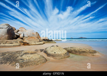 Faszinierende Wolkenbildung in Whisky Bay auf Wilsons Promontory. Stockfoto