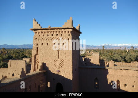 Türme der Kasbah Amerhidil in Skoura Oase mit Blick auf den hohen Atlas Gebirge Snow in Schnee bedeckt, Marokko Stockfoto