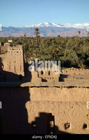 Kasbah Amerhidil in Skoura Oase mit Blick auf den hohen Atlas Gebirge Snow in Schnee bedeckt, Marokko Stockfoto