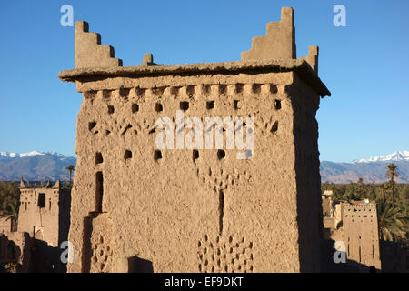 Türme der Kasbah Amerhidil in Skoura Oase mit Blick auf den hohen Atlas Gebirge Snow in Schnee bedeckt, Marokko Stockfoto