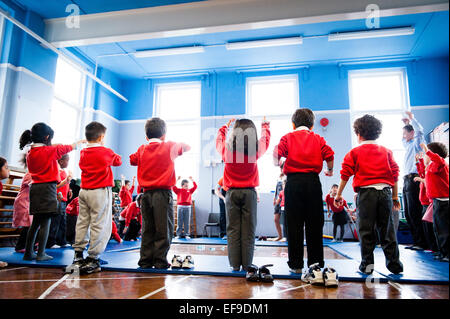 Tanzkurs in London Grundschule geführt von Ballettlehrerin Stockfoto