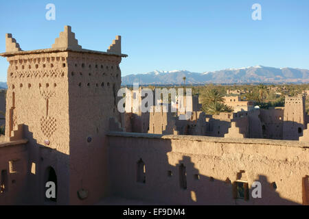 Kasbah Amerhidil in Skoura Oase mit Blick auf den hohen Atlas Gebirge Snow in Schnee bedeckt, Marokko Stockfoto