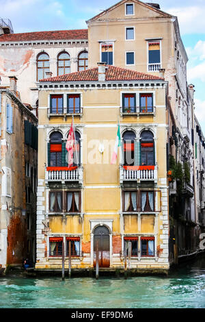 Ein Blick auf einen typischen bunten Wohngebäude in Venedig, Italien. Stockfoto