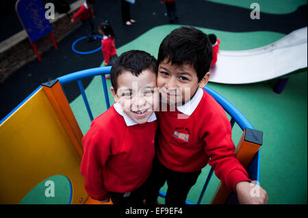 Glücklich lächelnden jungen auf dem Spielplatz der Grundschule in London W2 Stockfoto