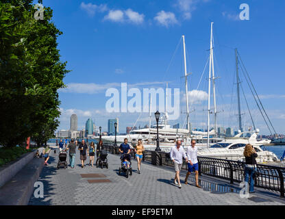 Die Esplanade in North Cove Marina an einem Samstagmorgen, Battery Park City, senken Sie Manhattan, NYC, New York City, NY, USA Stockfoto