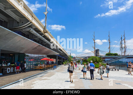 Der East River Esplanade mit Blick auf die Brooklyn Bridge und South Street Seaport, Lower Manhattan, New York City, NY, USA Stockfoto