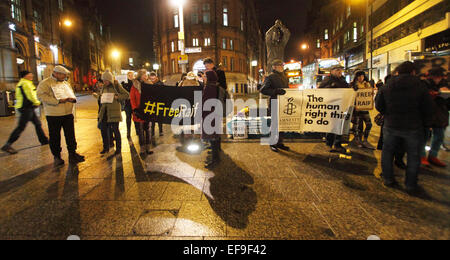 Nottingham, UK. 29. Januar 2015. Nottingham Protest zur Unterstützung von Inhaftierten Saudi Blogger, Raif Badawi - Nottingham, Brian Clough Statue 6.00 Uhr verurteilt zu zehn Jahren und 1000 Peitschenhieben für die Einrichtung einer Website Kritik an das saudische Regime, Waleed Abu-Khair, seinem Anwalt zu 15 Jahren Haft verurteilt. Bildnachweis: Pete Jenkins/Alamy Live-Nachrichten Stockfoto