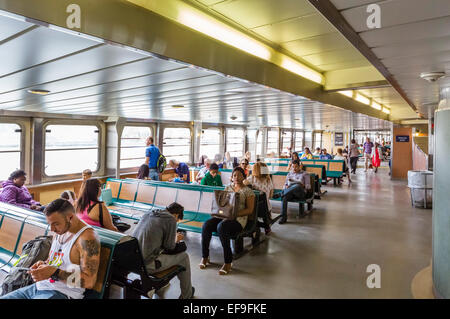 Passagiere an Bord der Fähre nach Staten Island, New York City, NY, USA Stockfoto