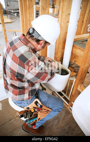 Klempner Installation eine Toilette auf einer Baustelle. Stockfoto